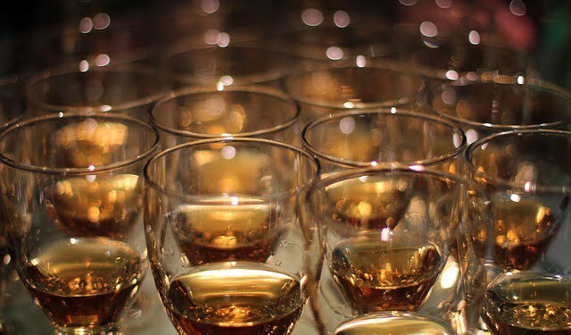 Gentleman und Gentlemen amerikanischer Whiskey oder schottischer Whisky also Scotch bzw. single malt oder Bourbon
